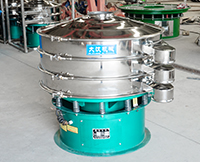 旋振篩多采用立式振動(dòng)電機(jī)作為激振來(lái)源，利用偏心塊的夾角的不同實(shí)現(xiàn)物料在篩網(wǎng)上運(yùn)動(dòng)的軌跡調(diào)整。