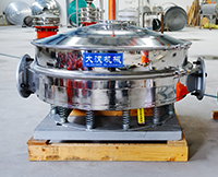 直排篩可分為單雙振動(dòng)源兩種，但其電機(jī)是懸掛在振動(dòng)篩框的外側(cè)，振動(dòng)理相對(duì)比較大。